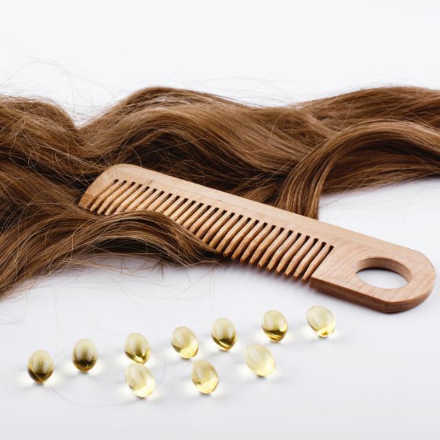 Co na suche i łamliwe włosy? Odżywki, olejowanie i inne sposoby na odżywienie i nawilżenie włosów